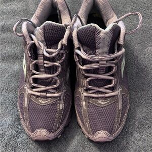 Saucony Gray/Green Running Shoes size 9. VGC